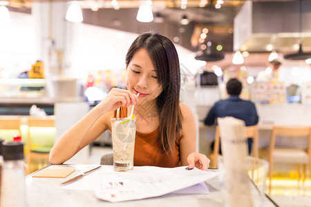 女人在餐厅享用她的饮料图片