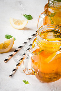 冰薄荷和柠檬冷淡的夏季茶梅森罐中两块图片