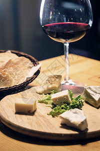 法国奶酪红葡萄酒和背景图片