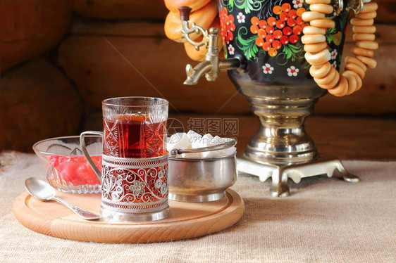 俄国的茶来自一个含百图片
