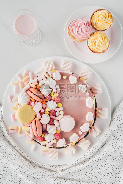 粉红色生日蛋糕棉花糖纸杯蛋糕和奶昔放图片