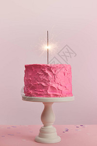 甜美的粉红生日蛋糕在蛋糕图片