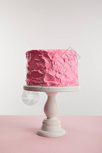 蛋糕摊子上的甜粉红生日蛋糕图片