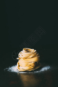 黑底桌上面粉和面粉的粗面图片