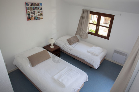 卧室里的单人床旁边有台灯高清图片一套15张现代单色和彩色床单人床和