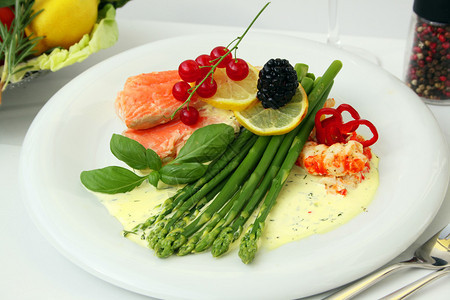 白盘上的美味鲑鱼餐图片