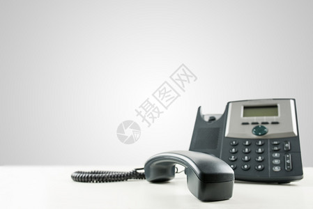 一个黑色商务座机电话的特写镜头图片