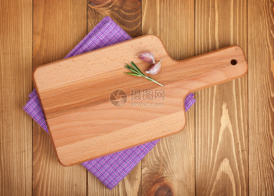 木桌背景上毛巾上的切菜板图片