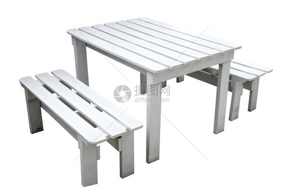 白色背景上的白色木桌和白色木椅图片