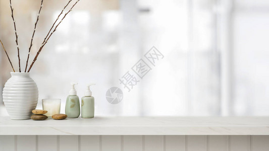近距离观看浴室内含模糊的陶瓷洗发水肥皂花瓶和蜡烛图片