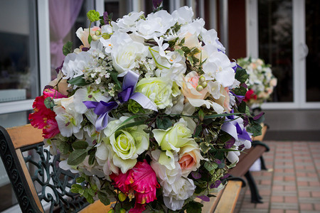 婚礼上的新鲜花卉婚礼装饰图片