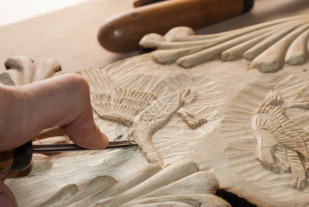 工匠的手雕刻木头浮雕木雕工图片