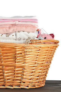 洗衣篮装满了铁粉色衣图片