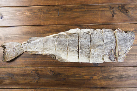 木板上传统的咸鳕鱼片图片
