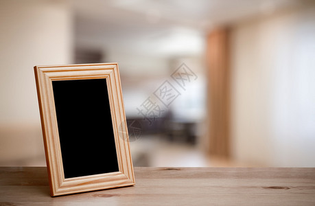 客厅木桌上的相框图片