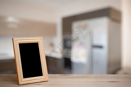 客厅木桌上的空白相框图片