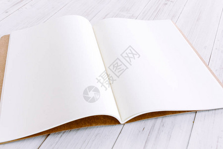 木桌上的白色空白纸杂志模型图片