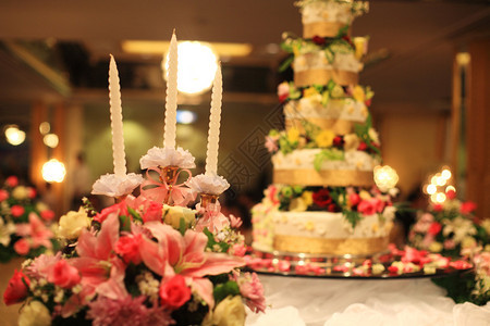 烛光下的婚礼蛋糕图片