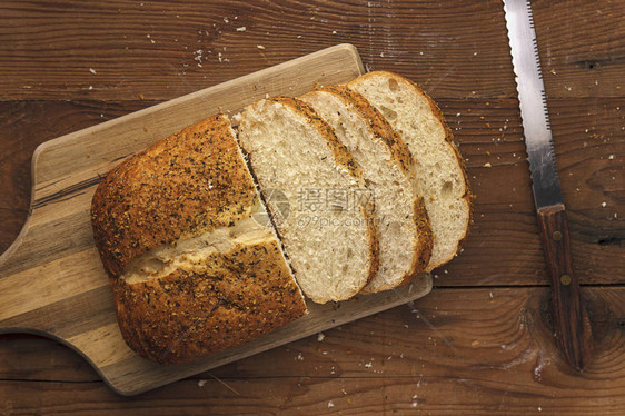 一张面包卷的概览上面有木板和面包刀图片