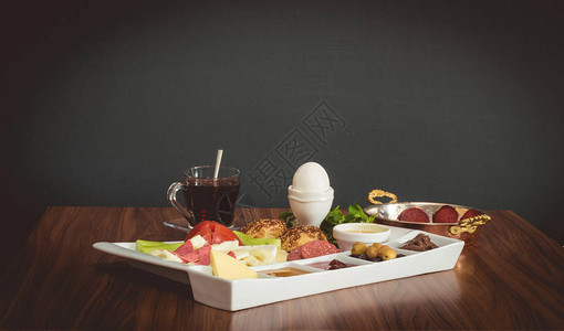 传统的土耳其早餐在黑色背景的木桌上吃过图片
