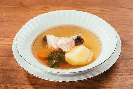 热汤加三文鲑鱼和蔬菜在木制图片