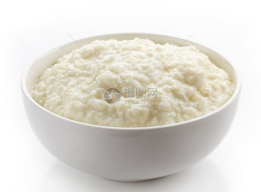 白色背景中的一碗米片粥图片