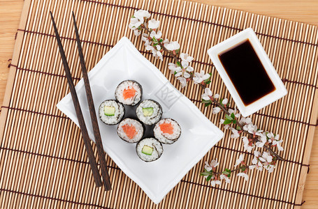 在竹垫上的寿司套餐图片