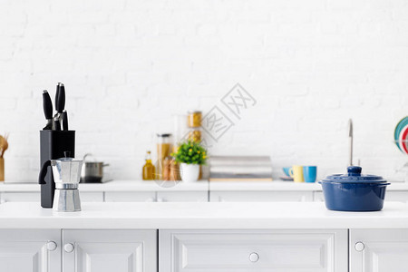 现代白色厨房室内桌上有咖啡图片