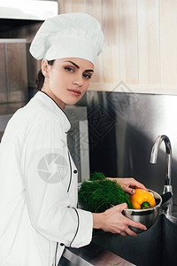 烹饪的年轻女厨师在图片
