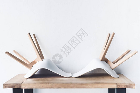 木制桌面上现代椅子的近景背景图片