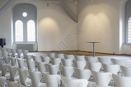 现代白色模块化座椅在明亮通风的演讲厅内排成一排图片