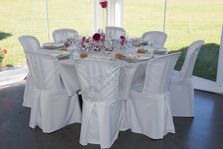 餐厅优雅的婚礼餐桌布置图片