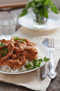 用白盘子上的牛肉stroganoff菜饭图片