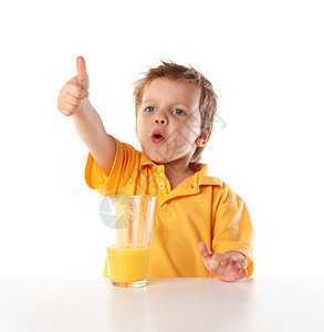 快乐的小男孩喝果汁图片