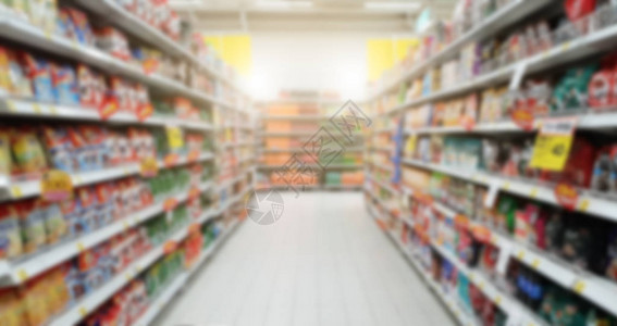 超市和百货商店的模糊购物架图片