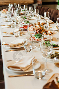棕色调的餐厅里精美时尚的节日餐桌图片