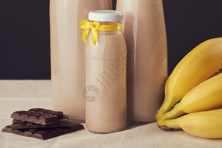 餐桌上有巧克力香蕉味的酸奶健康的生活方式背景图片