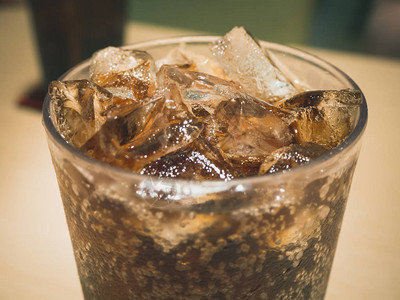 一杯加冰块的可乐喝苏打水图片