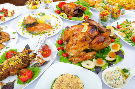 餐桌上供应可口的饭菜图片素材