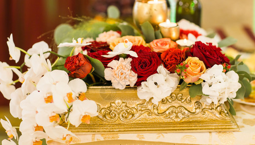 节日餐桌上的花朵装饰节日餐桌设计图片