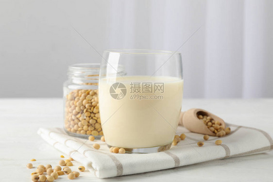 豆类牛奶杯子白背景的大豆种子文图片