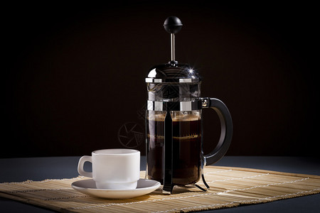 法文新闻咖啡机和咖啡杯制咖啡室在黑背图片