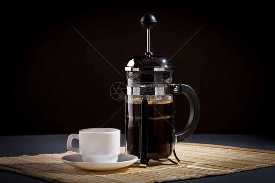 法文新闻咖啡机和咖啡杯制咖啡室在黑背图片
