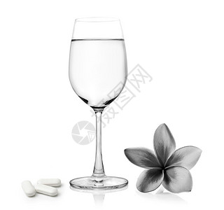 一杯水药丸和热带花朵fra图片