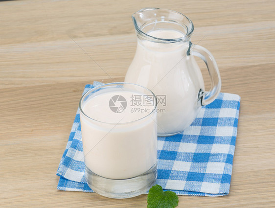 Kefir牛奶在餐巾纸上图片