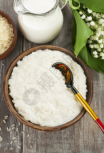 盘子里的米粥和铃兰图片