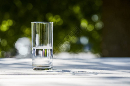 外面木制桌外阳光明媚的日子用透明玻璃图片