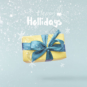 圣诞节的概念创造圣诞节构想由在蓝色背景的空中礼品盒中落下图片