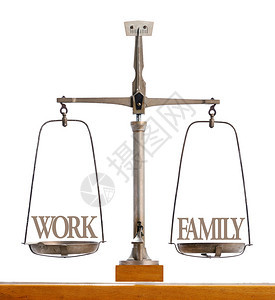 显示工作与家庭之间完全平衡的旧金属称重比例表图片