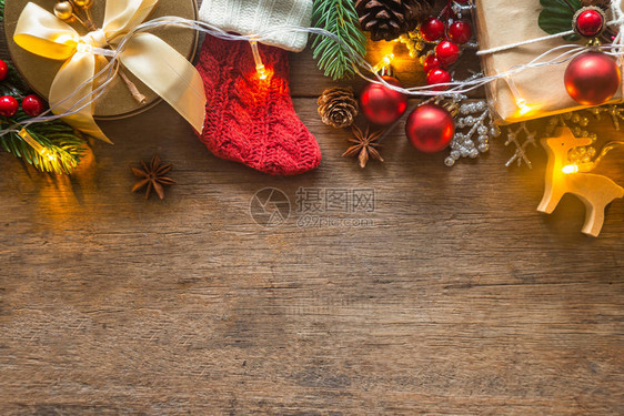 节日圣诞贺卡背景与节日装饰球星雪花礼品盒松果在木质背景上从平躺顶视图文本圣诞快乐和新图片